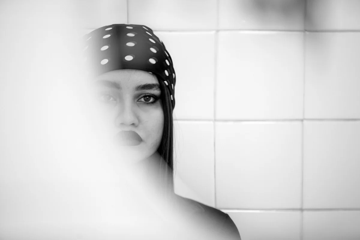 Vers dans les toilettes après absence : causes et solutions efficaces 2026